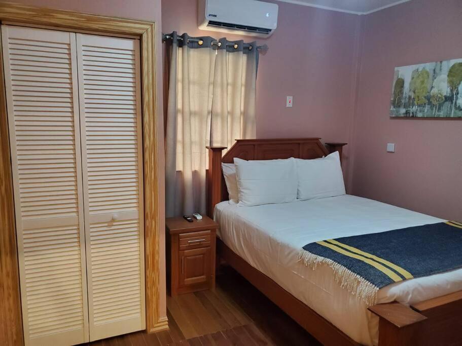 Upstairs 2 Bedroom Avalon Regia Apartment Georgetown Exterior photo